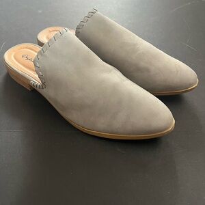 Ladies gray faux suede slip-on mule